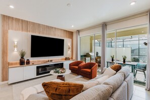 Smart TV, fireplace, video games - Solara Themed 6BR Near Disney Pool SummerKitchen (Kissimmee)