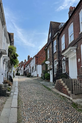 Pelsham Farm Cottage -  a holiday let that sleeps 8 guests  in 4 bedrooms