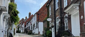 Pelsham Farm Cottage -  a holiday let that sleeps 8 guests  in 4 bedrooms