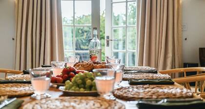 Pelsham Farm Cottage - a holiday let that sleeps 8 guests in 4 bedrooms