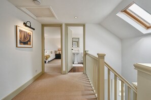 4 camere, ferro/asse da stiro, Wi-Fi (a pagamento), lenzuola