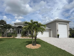 Exterior - The Sanctuary - Private Pool+Spa Vacation Home - Only 5 Minutes To The Gulf Coast! (Rotonda West)