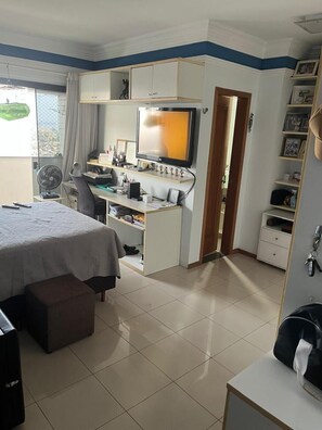 4 bedrooms, iron/ironing board, internet, bed sheets