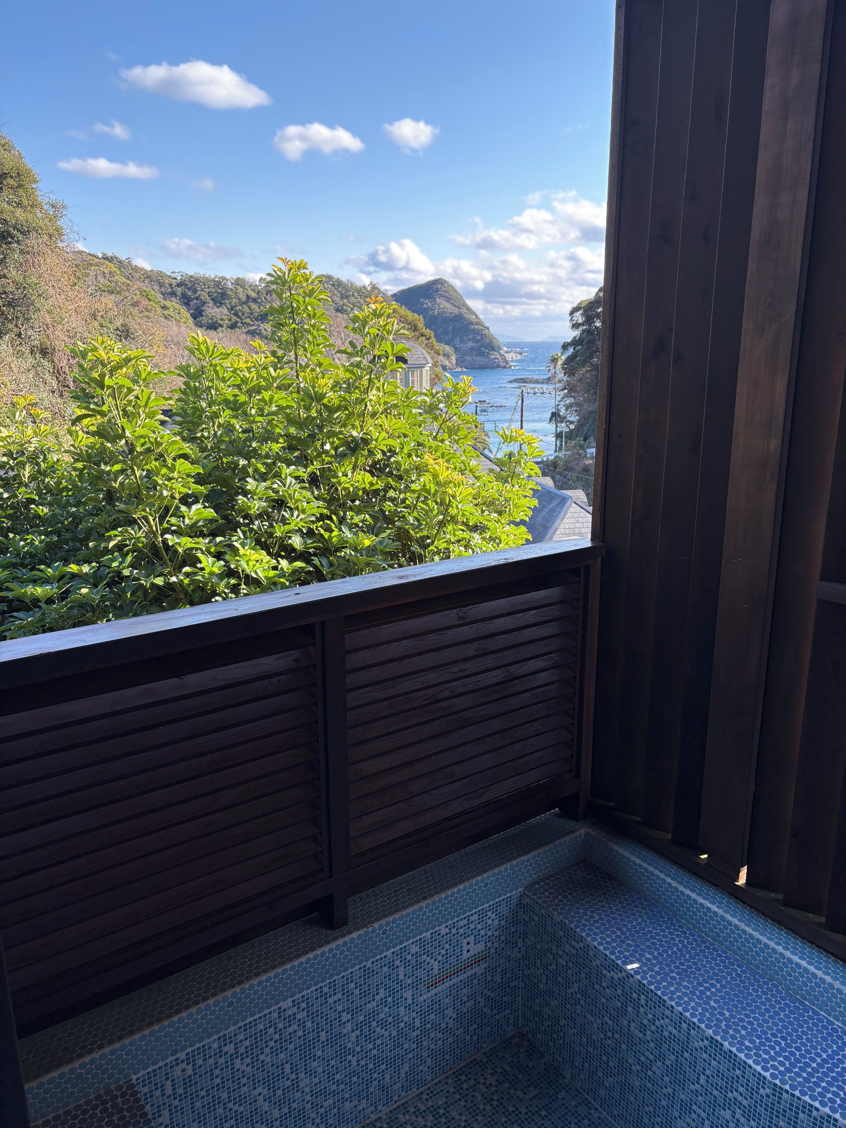 Un balcone con vista sul mare e sulle colline.