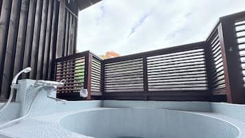 デラックス ダブルルーム 禁煙 | バスルーム | シャワー付き浴槽、ヘアドライヤー、タオル、石鹸