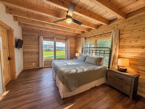 5 bedrooms, desk, free WiFi, bed sheets - New: Modern Cabin Home with Free Golf + More (Swanton)