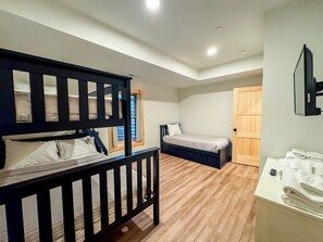 5 bedrooms, desk, free WiFi, bed sheets - New: Modern Cabin Home with Free Golf + More (Swanton)