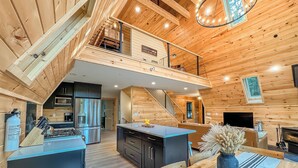 Una cocina amplia con electrodomésticos modernos, un comedor con una isla grande y una chimenea acogedora.