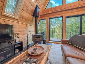 Älytelevisio, pöytäjalkapallopöytä, työhuone