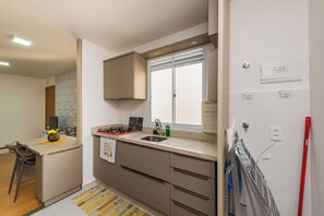Microondas, horno, placa de cocina