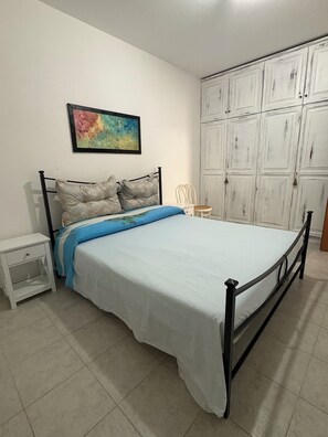 2 bedrooms, iron/ironing board, bed sheets