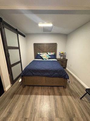 1 habitación, tabla de planchar con plancha, internet y ropa de cama