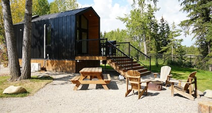 River South HardTop: modern decked-out cabin with a river view