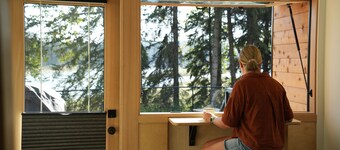 River South HardTop: modern decked-out cabin with a river view