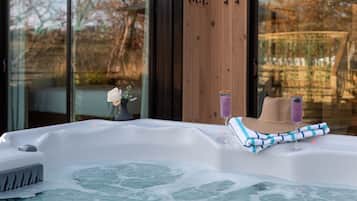 Banyera d'hidromassatge a l'aire lliure