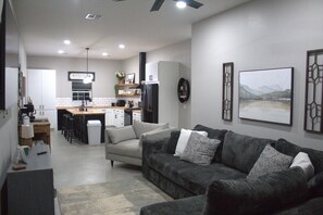 Living area - -3-bedroom house in Waynoka - near the Sand trail built in 2025 (Waynoka)