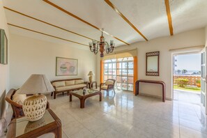 Chalet | Área de sala de estar | Smart TV de 45 pulgadas con canales digitales