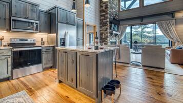 Kylskåp, mikrovågsugn, ugn och spishäll