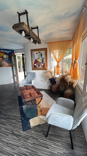 Appartement Deluxe, balcon, vue vallée | Espace de travail pour ordinateur portable, rideaux occultants