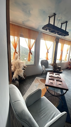 Appartamento Deluxe, balcone, vista valle | Postazione laptop, tende oscuranti, insonorizzazione