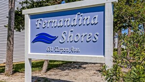 Naamplaatje voor 'Fernandina Shores' op 61 Harmon Ave.