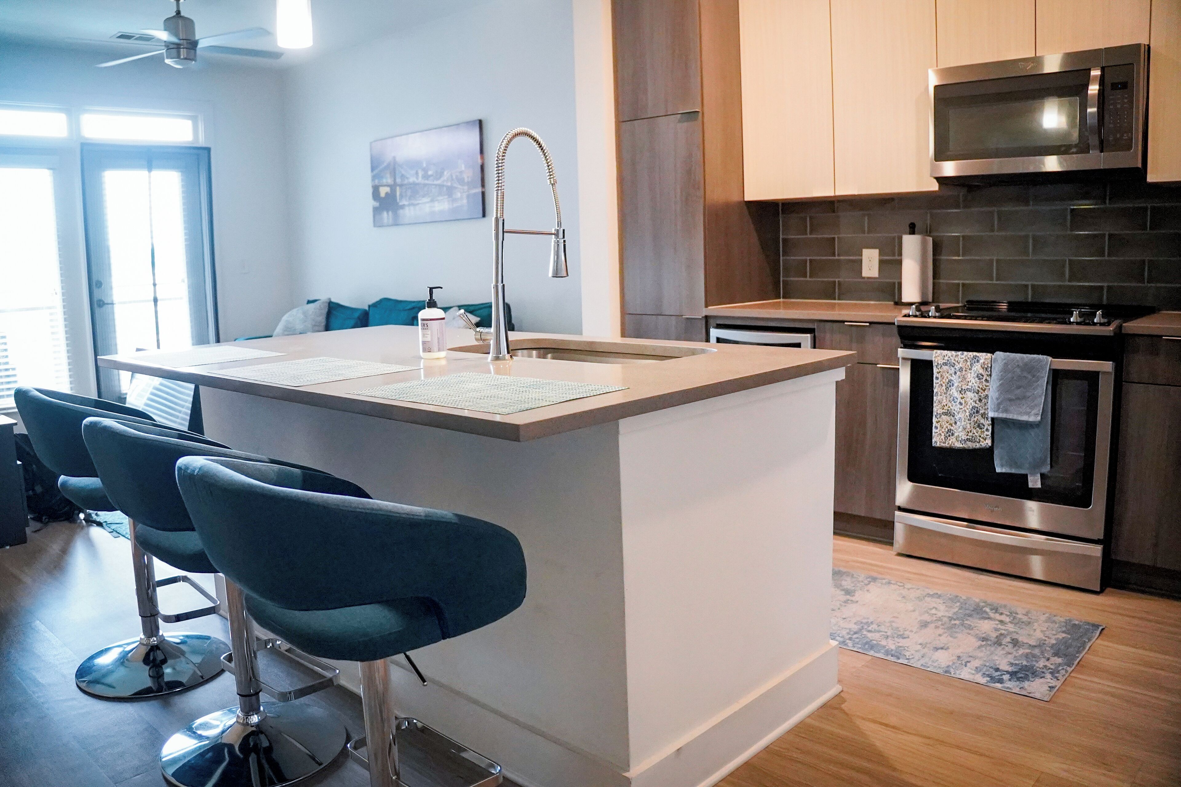 Mikrobølgeovn, ovn, kokeplater og oppvaskmaskin