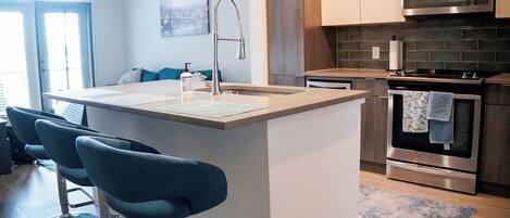 Micro-ondes, four, plaque de cuisson, lave-vaisselle