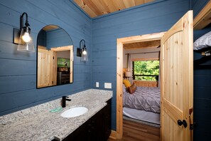 5 عدّة غرف نوم وواي فاي مجانًا وملاءات أسرّة