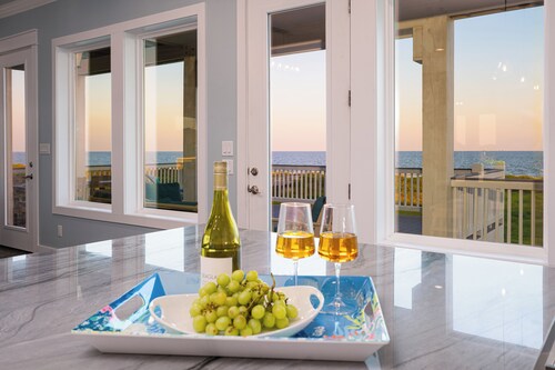 Luxury Beachfront l Sleeps 20, Hot Tub, Pool & Game Room Fun!