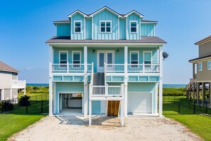 Exterior - Luxury Beachfront l Sleeps 20, Hot Tub, Pool & Game Room Fun! (Crystal Beach)