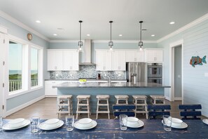 ثلاجة، ميكروويف، فرن، موقد طهي مسطح