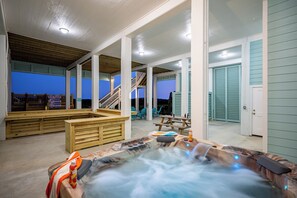 Terrace/patio - Luxury Beachfront l Sleeps 20, Hot Tub, Pool & Game Room Fun! (Crystal Beach)