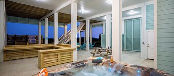 Beachfront 6BR, Sleeps 20, Hot Tub, Pool & Game Room Fun!