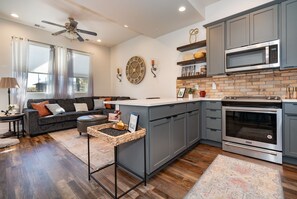 Microondas, horno, parrilla de estufa y lavavajillas