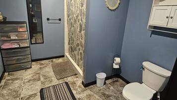 Een douche, een haardroger, handdoeken, zeep