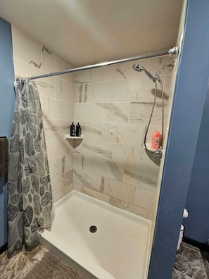 Douche, sèche-cheveux, serviettes fournies, savon