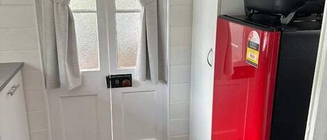 ثلاجة، ميكروويف، فرن، موقد طهي مسطح