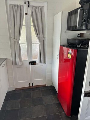 冰箱、微波炉、烤箱、炉灶