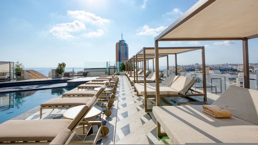 Official Mercury Suites With Rooftop Pool Access