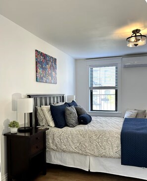 1 Schlafzimmer, Schreibtisch, Bügeleisen/Bügelbrett, Reisekinderbett