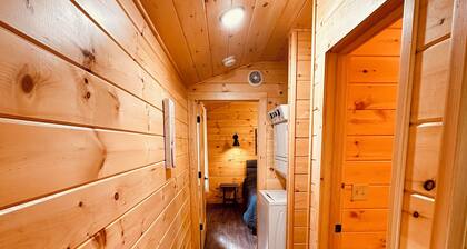 Charming 2-bedroom Red cabin close to Carrabassett valley and Kingfield