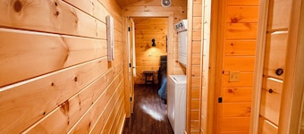 Charming 2-bedroom Red cabin close to Carrabassett valley and Kingfield