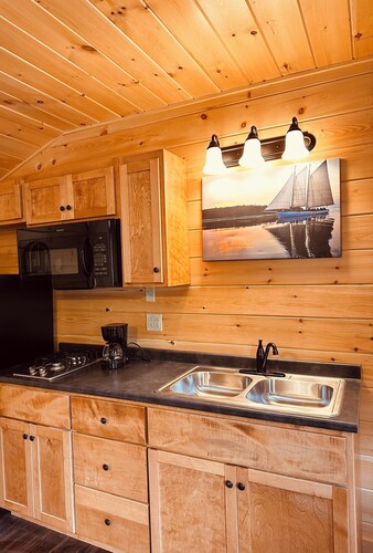 Charming 2-bedroom Red cabin close to Carrabassett valley and Kingfield