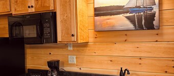 Charming 2-bedroom Red cabin close to Carrabassett valley and Kingfield