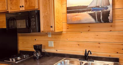 Charming 2-bedroom Red cabin close to Carrabassett valley and Kingfield