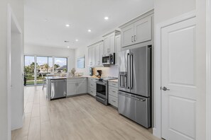 冷蔵庫、電子レンジ、オーブン、コンロ