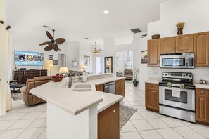 冷蔵庫、電子レンジ、オーブン、コンロ