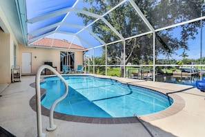 A heated pool - Waterfront Bliss with Heated Pool, Private Dock & Gulf Access – Lotus Cove (Cape Coral)