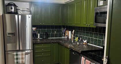 3 bedroom- Cozy Hamilton Townhouse