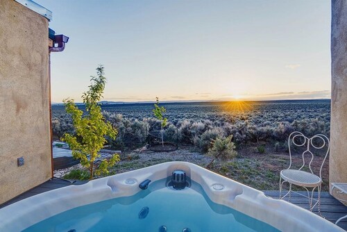 Hot Tub w/ Sunset Views: La Colina Condo